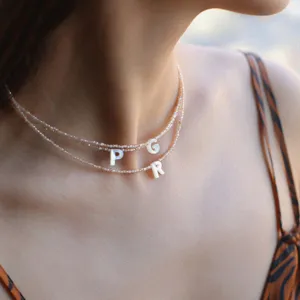 Collier ras du cou perlé double couche avec pendentif lettre en coquillage style bohème chic