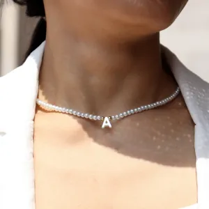 Collier ras de cou élégant en perles avec pendentif lettre en coquillage, bijou fin pour femmes.