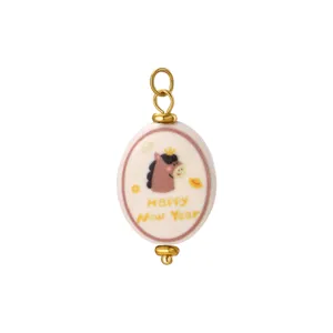 Detailansicht des Keramik Cartoon Pony Anhängers mit goldenen Ringen für DIY Schmuckstücke.