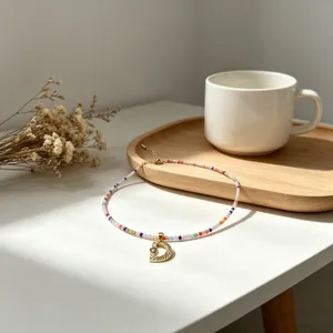 Collana di perline colorate boho fatta a mano con ciondolo lettera D oro dettaglio.