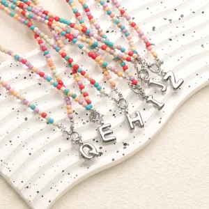 Collier pendentif lettre initiale en acier inoxydable style bohème perles colorées