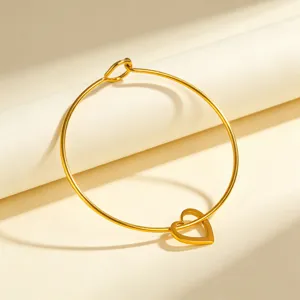 Goldfarbenes Edelstahl Herz Armreif Detailansicht, elegantes minimalistisches Armband.