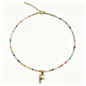 Collana di perline colorate stile bohémien con ciondolo lettera F in acciaio placcato oro 18K.