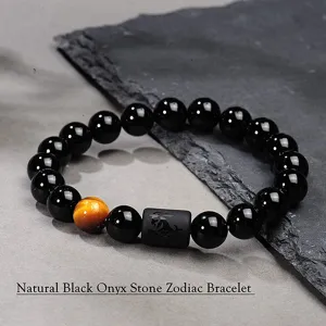 Primer plano detallado de pulsera de ónix negro y ojo de tigre con abalorio zodiacal.