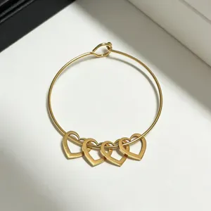 Goldener Edelstahl offener Armreif Armband mit mehreren hohlen Herz Anhängern Schmuck