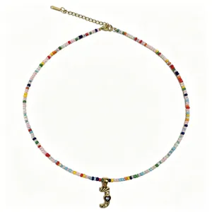 Collana di perle colorate fatte a mano boho con elegante ciondolo con lettera dorata