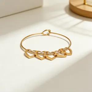 Detailaufnahme des goldenen Herz-Anhängers aus Edelstahl, minimalistisches Schmuckdesign.