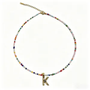 Collana di perline colorate con ciondolo lettera K dorata gioiello boho chic