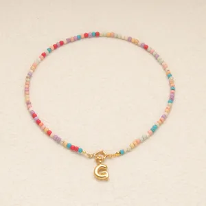 Collier de perles colorées bohème pour femmes avec un pendentif lettre G doré élégant