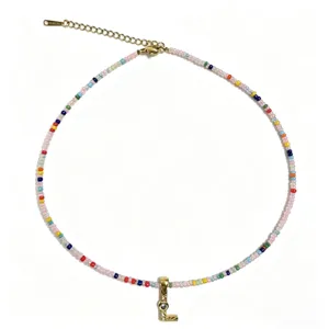 Collana girocollo con perline colorate e ciondolo a lettera L dorata, gioiello in stile boho.