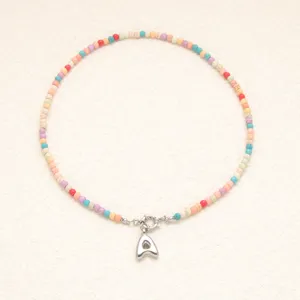 Collier de perles colorées bohème avec pendentif lettre A en acier inoxydable vue détaillée.