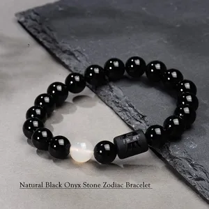 Pulsera del zodiaco de piedra ónix negra natural con cuenta blanca y cilindro grabado.