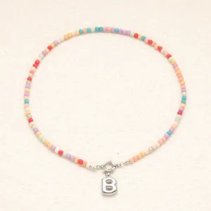 Collier de perles multicolores pour femmes avec un joli pendentif lettre B en acier inoxydable.