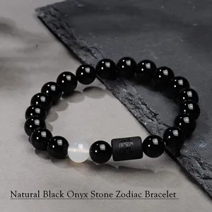 Detalle en primer plano de la pulsera del zodiaco de piedra de onix negro natural con cuenta.