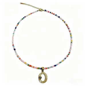 Collana di perle colorate fatta a mano con ciondolo lettera in acciaio dorato chic.