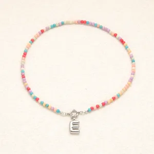Collier de perles colorées avec pendentif lettre E style bohème bijoux tendance pour femmes