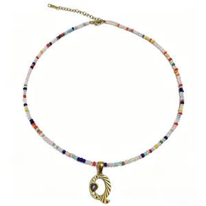 Collana di perline colorata boho con ciondolo lettera in acciaio inossidabile, dettaglio.