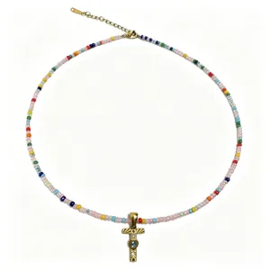 Collana di perline colorate con ciondolo croce dorata stile bohémien moda dettaglio
