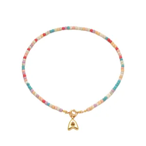 Collier de perles colorées style bohême avec pendentif lettre pour femmes image principale