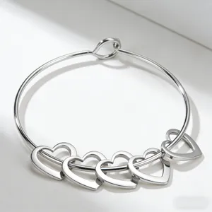 Detailansicht Edelstahl Herz Anhänger Armreif, exquisites silbernes offenes Armband.