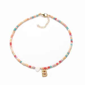 Bunte perlen halskette fuer damen mit gold buchstabe B anhanger herz schmuck bohemien