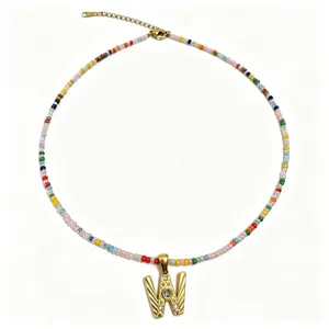 Collana di perline colorate boho con ciondolo lettera W in oro, acciaio inossidabile placcato.