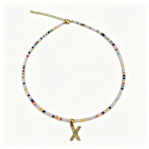 Collana girocollo perline colorate boho con pendente lettera x in acciaio dorato.