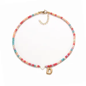 Bunte Perlenkette für Damen mit Herz-Anhänger und goldenem Buchstaben D Anhänger im Boho-Stil.