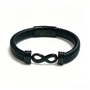 Detailansicht des schwarzen geflochtenen Lederarmbands mit edlem Edelstahl-Magnetverschluss.