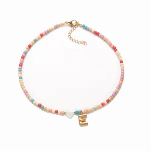 Bunte Perlenkette mit klobigem Buchstaben E Anhanger im bohemischen Stil Modeschmuck