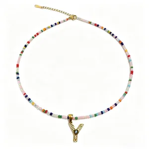 Collana di perline colorate bohémien con ciondolo lettera Y placcato oro, catena regolabile.