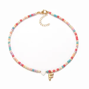 Bunte Perlen Damen Halskette mit goldenem Buchstaben F Anhanger bohemian Stil Modeschmuck