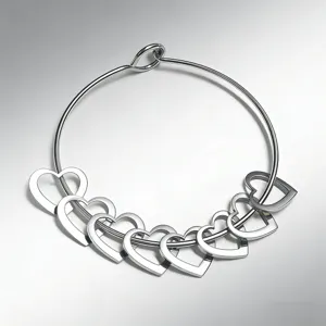 Edelstahl offenes Armband mit mehreren herzförmigen Anhängern in silberner Ausführung.
