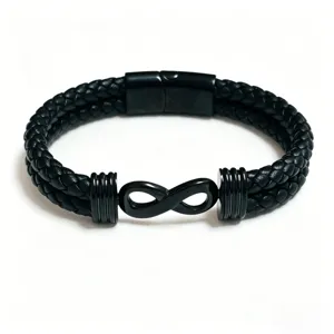 Nahaufnahme des schwarzen geflochtenen Lederarmbands mit dem metallenen Unendlichkeitssymbol.