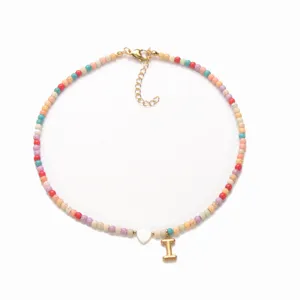 Bunte Perlenkette mit klobigem Buchstaben-Anhänger und Herz für Damen im Boho-Stil.