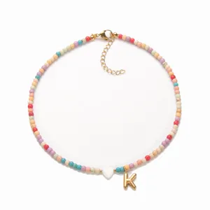 Bunte Perlen Initialen Kette mit weissem Herz und goldem Buchstaben K Anhanger Boho Schmuck