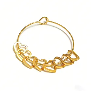 Goldenes Edelstahl Armband offener Reif mit mehreren herzen Anhängern für Damen.