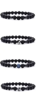 Gedetailleerd overzicht van 8mm matte zwarte lavasteen energie yoga kralen armbanden.