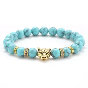 Bracciale elastico di perline turchesi da uomo con ciondolo testa di leopardo dorato.