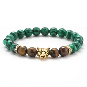 Bracciale di perle da uomo con malachite verde, pietre occhio di tigre e ciondolo testa di leopardo.