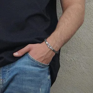 Herren Edelstahl geflochtenes Leder Armband Detailansicht, moderner stylischer Magnetverschluss