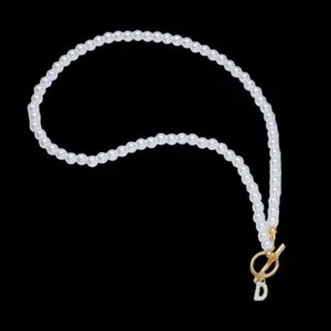 Collier de perles exquis avec pendentif lettre D en zircon et fermoir OT élégant pour femme