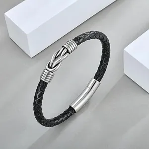 Detailaufnahme des schwarzen geflochtenen Lederarmbands für Herren mit Edelstahl-Magnetverschluss.