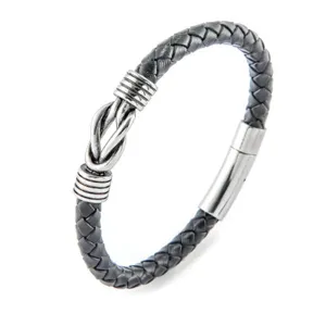 Nahaufnahme des schwarzen geflochtenen Herren Lederarmbands mit Edelstahl Magnetverschluss.