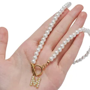 Collier de perles avec pendentif lettre M en zircone, bijoux élégant fermoir OT doré pour femmes.