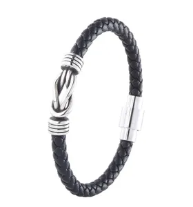 Detailansicht des schwarzen geflochtenen Lederarmbands für Herren mit edlem Metallknoten.