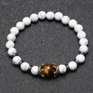 Bracelet de perles en pierre naturelle pour homme avec charme couronne vintage et oeil de tigre.