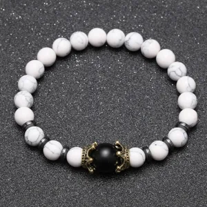 Detail de bracelet de perles pour homme avec elements en turquoise et pierre noire.