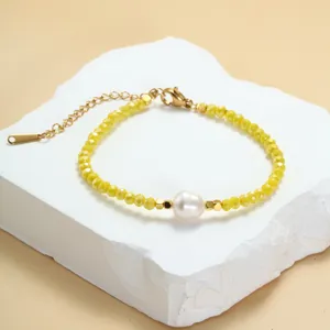 Kleurrijke kristalkraal armband met natuurlijke zoetwaterparel en gouden metalen accessoires voor dames