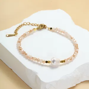 Elegante kristallen kralen armband met natuurlijke zoetwaterparel en goudkleurige accents.